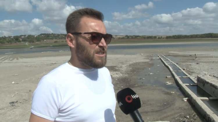 <p>Ben yapılışına tanıklık edemedim ben çocukluğumda bu çeşmeyi hatırlıyorum ama barajdan sonra hiç görmemiştim. Şimdi su aşırı derecede çekildi. Bu çeşme bizim için manevi değere sahip ve emektar. Bunları görmek mutlu ediyor ama kuraklık üzücü. Bu su çok uzaktan geliyor ve hala akıyor. Daha da öncesi var belki de yüzyıllara dayanıyor. Anlatmaya kelimeler yetmiyor ama buraya gelip gözlerimizi kapadığımızda eski anları canlandırıyoruz.</p>