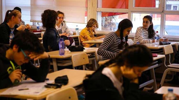 <p>Ortak sınavlara katılamayan öğrenciler için mazeret sınavlarının yapılacağını belirten Bülbül, "Ülke ve il ve ilçe geneli ortak yazılı sınavların mazeret sınavı tarihleri milli eğitim müdürlüklerince ayrıca duyurulacak ve okul müdürlükleri tarafından e-Okul'a girilecek." dedi.</p>
<p>Bülbül, "Bakanlıkça yapılacak ortak yazılı sınavlar hariç hangi sınıf düzeyinde ve hangi derslerde il ve ilçe genelinde ortak yazılı sınav yapılacağına ilçe milli eğitim müdürleri kurulu tarafından karar verilecek. Sınav tarihleri de o ildeki okullara duyurulacak." diye konuştu.</p>