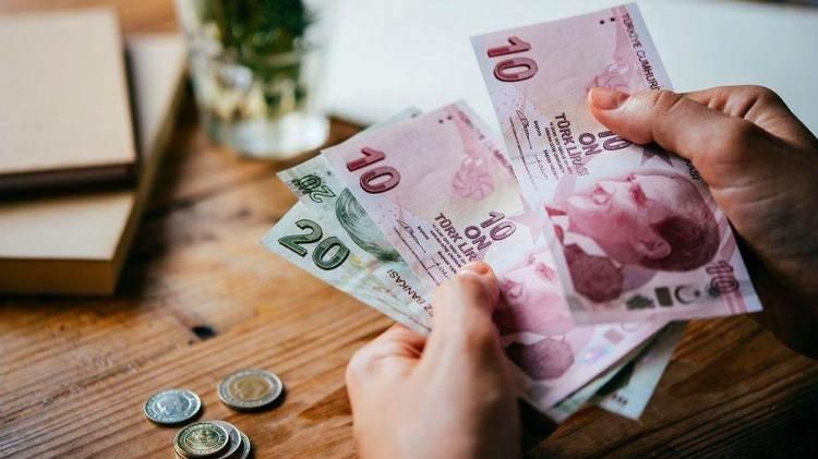 <p><strong>EMEKLİYE ARA ZAM GELECEK Mİ?</strong><br />
</p>
<p>Bu yıl için yapılan açıklamalara bakıldığında özellikle SSK ve Bağ-Kur emeklileri için Ekim ayında bir ara zam yapılması gündemde bulunuyor. Meclis açıldığında yapılacak bir düzenleme bekleniyor.</p>