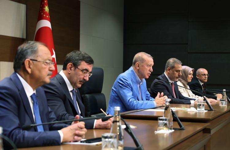 <p>Oslo merkezli Dagsavisen gazetesi ise İsveç'e yönelik eleştirilere dikkat çekerek <strong>"Erdoğan, İsveç'in verdiği sözleri yerine getirmemesi durumunda meclisin NATO katılımını onaylama yönünde oy kullanacağını garanti edemeyeceğini bir kez daha tekrar etti"</strong> ifadelerini kullandı.</p>