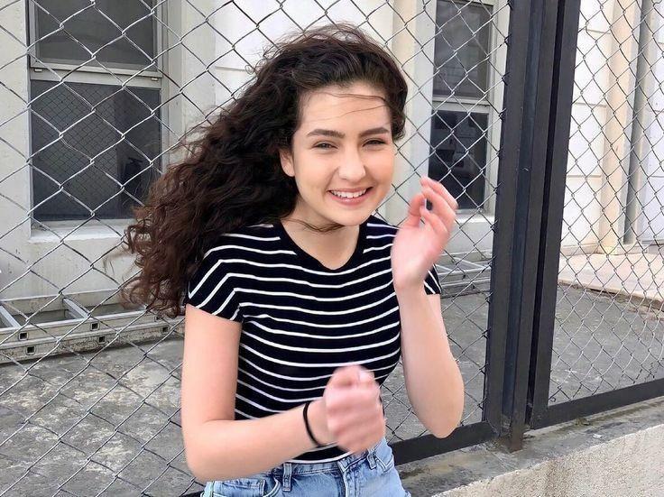 <p><span style="color:#800080"><strong>Bir s&uuml;re m&uuml;zik ile ilgilenen ve gitar ve bateri dersleri alan gen&ccedil; oyuncu m&uuml;zik eğitiminden sonra oyunculuk alanında kariyer yapmayı hedefleyerek&nbsp;</strong></span><span style="color:#B22222"><strong><em>Dialog Anlatım İletişim'de Profesyonel Oyunculuk</em></strong></span><span style="color:#800080"><strong> kursunu tamamladı.</strong></span></p>
