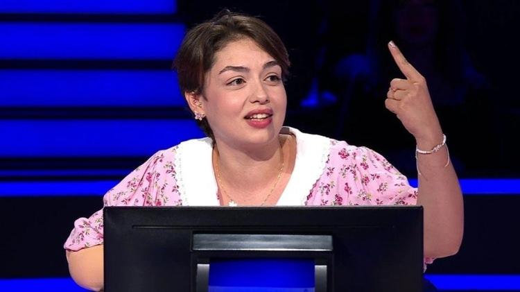 <p><span style="color:#000000"><strong>Ge&ccedil;tiğimiz yıl kolunu kıyma makinesine kaptırarak biyonik kol kullanmaya başlayan Rabia Birsen G&ouml;ğercin, g&uuml;ler y&uuml;z&uuml; ve pozitif tavırlarıyla izleyenleri ekran başına kiitledi.</strong></span></p>
