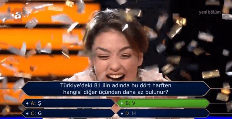 <p><span style="color:#000000"><strong>81 ilin tamamını saymak için uzun bir çaba gösteren genç yarışmacı, risk aldı ve B Şıkkında karar kıldı.</strong></span></p>