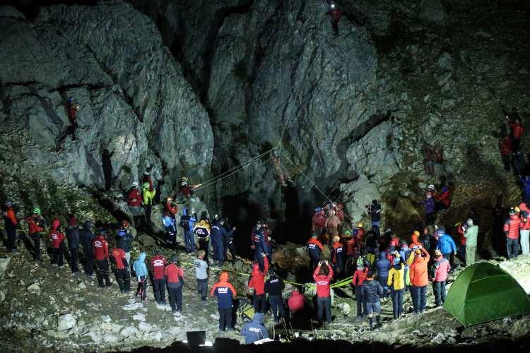 <p>Dickey, Morca Mağarası'ndan başarılı şekilde kurtarıldıktan sonra getirildiği hastanede bir süre yoğun bakım servisinde tedavi gördüğünü söyledi.</p>