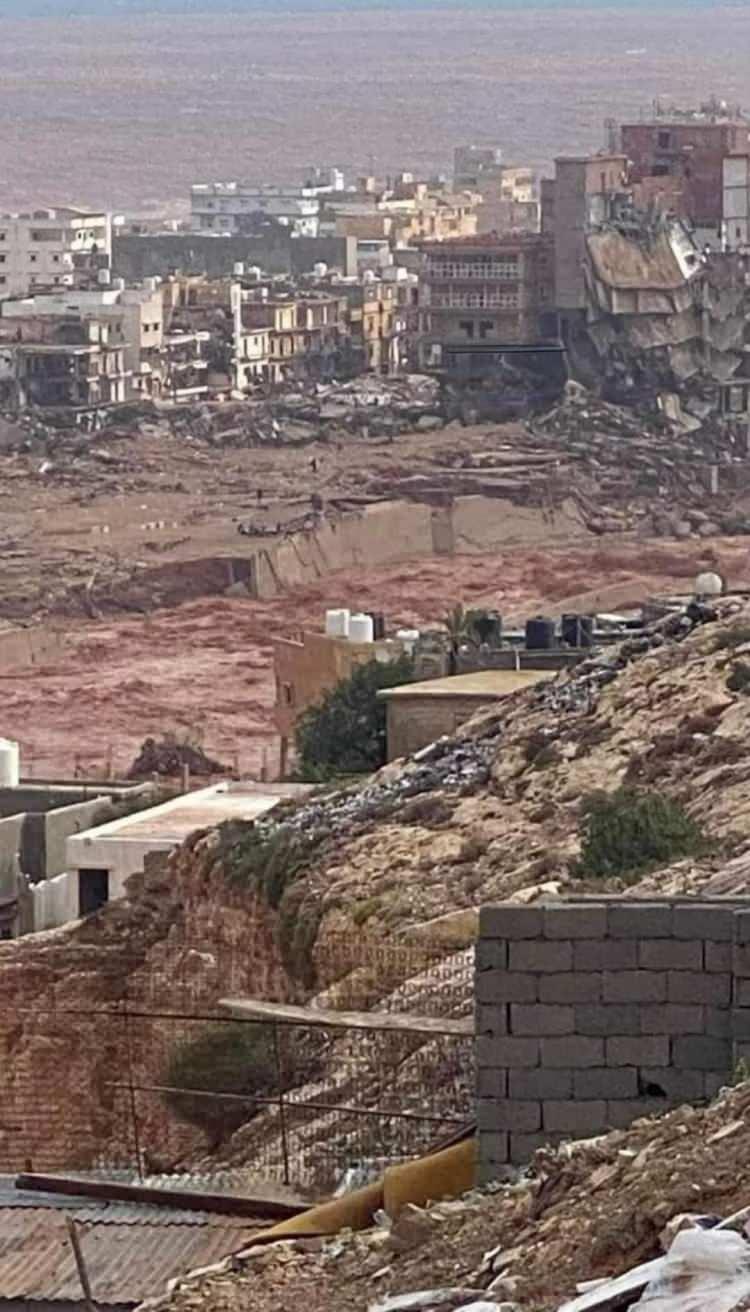 <p>Libya'da 10 Eylül'de meydana gelen sel felaketinde sadece Derne kentinde ölenlerin sayısı 6 binin üzerine çıktı. Binlerce kişi ise halen kayıp ve bulunamıyor. Derne Belediye Başkanı Abdulmenam Al-Ghaithi, Al Arabia kanalına yaptığı açıklamada, sel felaketinde ölenlerin, kayıpların sayısına bağlı olarak 18 ila 20 bine ulaşabileceğini söyledi.</p>