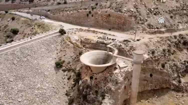 <p>- "İKİ BARAJ ÇÖKTÜ. BU, TAM BİR FELAKETTİ"</p>
<p><br />
Daha önce AA'ya konuşan Libyalı tarihçi Ferac Davud ed-Dernavi, Derne'nin yarısının vadinin alt tarafında kaldığını ve kentin güneyinden gelen tüm yağmur sularının döküldüğü bir noktada olduğunu belirterek, "Daniel' fırtınasının etkili olmasının ardından kentte yağmur sularını tutan iki baraj çöktü. Bu, tam bir felaketti." demişti.<br />
</p>