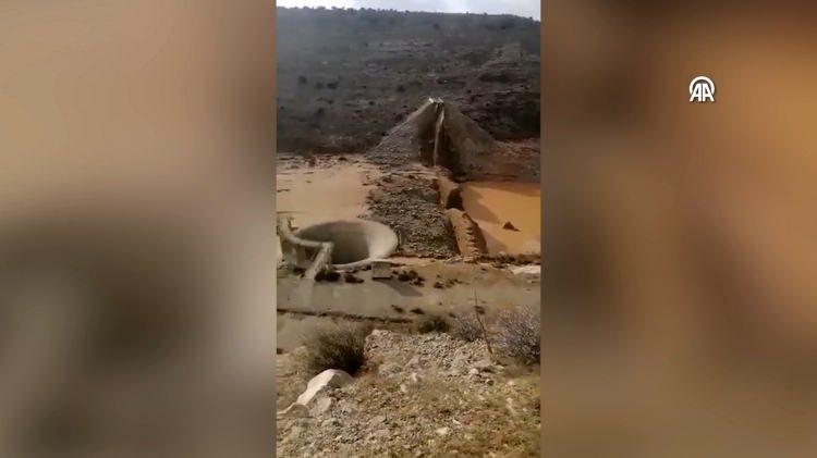 <p>Dernavi, Libya'da yerel yetkililerin vadiden kaynaklı doğal afet tehlikesini engellemeye çalışarak barajlar inşa ettiğine ancak felaketlerin yine de sürdüğüne dikkati çekerek, şu ifadeleri kullanmıştı:<br />
"Dün çöken barajlar, yani El-Bilad ve Bumansur barajları 1986 yılında inşa edilmiş. O dönemde baraj sularının kanalizasyondan sızması sonrasında yine sel felaketi meydana gelmiş ve insanlar zarar görmüş."</p>

