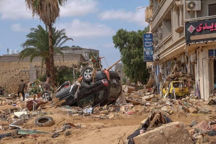 <p>Dernalı yetkilier sokaklarda çok sayıda cesetin biriktiğini söyledi.</p>
<p>Libya resmi haber ajansı LANA, Derne şehrinde selde ölenlerin sayısının 5 bin 300'e çıktığını, binlerce kişinin de kayıp olduğunu duyurdu.</p>