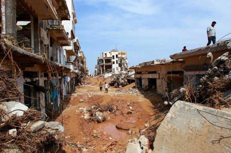 <p>MOLOZLARA GÖMÜLÜ CESETLER VAR</p>
<p>Yetkililer, yaklaşık 10.000 kişinin daha kayıp olduğunu, muhtemelen ya denize sürüklendiğini ya da şehrin dört bir yanına dağılmış molozların altına gömüldüğünü söylüyor.</p>
