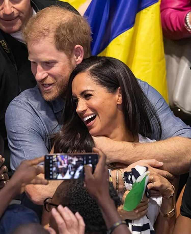 <p><span style="color:#000000"><strong>Meghan eline mikrofonu aldığında Harry, çok sefil görünüyor. Bütün bunlar bir tür reklam etkinliği. Lütfen mücadele eden sporcuları görmemize izin verin." şeklinde yorumlar geldi.</strong></span></p>