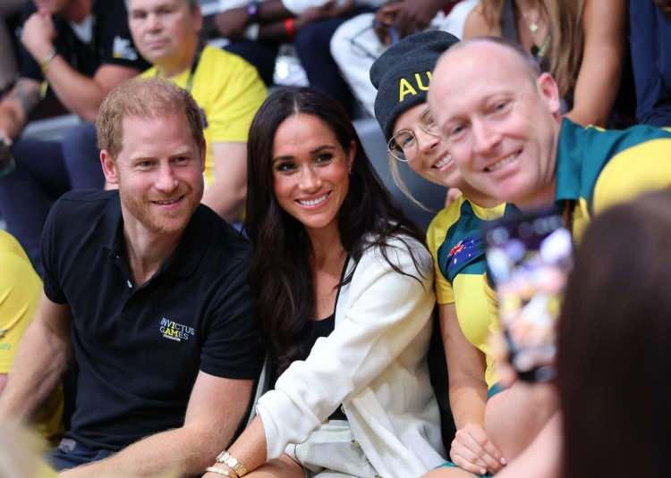 <p><span style="color:#000000"><strong>Katıldıkları görevlerde çeşitli uzuvlarını yitiren emekli askerlerin mücadele ettiği Invictus Games'i gölgede bıraktıkları inanılan çift için sosyal medyada " Meghan, kameraların nerede olduğunu biliyor ve kesinlikle oraya doğru oynuyor. </strong></span></p>