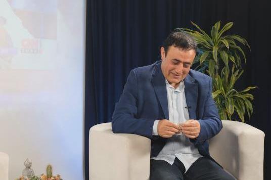 <p><span style="color:#000000"><strong>Mehmet Ali Erbil'in Ankara'da programı vardı. U&ccedil;aktan indik ara&ccedil;la giderken &Ccedil;ubuk Kavşağı'nda bir araba &ccedil;arptı bize. Ben 9 metre dışarı fırladım. Uyandığım bağdaş kurmuş şekilde oturuyordum ve yer kan g&ouml;l&uuml; olmuştu.</strong></span></p>
