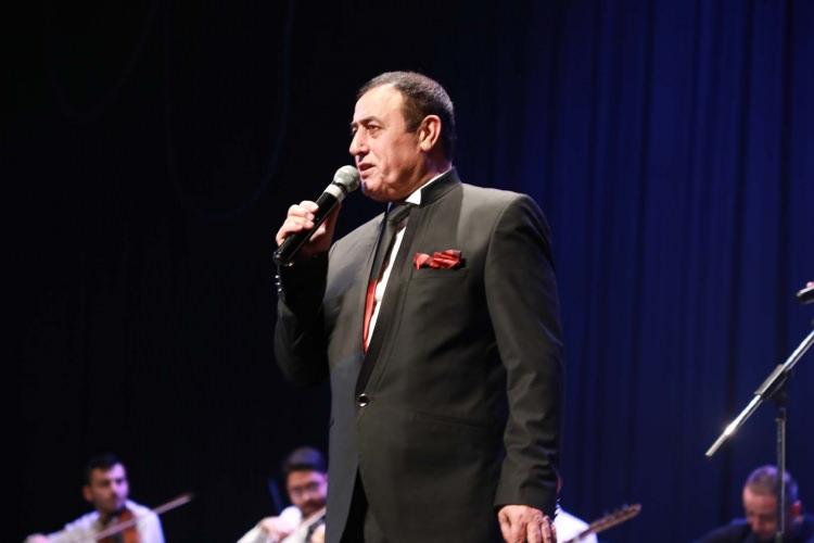 <p><span style="color:#FF0000"><strong>"Y&Uuml;Z&Uuml;M&Uuml; G&Ouml;RD&Uuml;Ğ&Uuml;MDE KORKU FİLMİ GİBİYDİ"</strong></span></p>

<p><span style="color:#000000"><strong>Kalaycıoğlu'nun "Yıllar &ouml;nce bir kaza ge&ccedil;irmişsin" demesi &uuml;zerine 35 yıl &ouml;nce &ouml;l&uuml;mden d&ouml;nd&uuml;ğ&uuml;n&uuml; s&ouml;yleyen &uuml;nl&uuml; t&uuml;rk&uuml;c&uuml;, ş&ouml;yle konuştu:</strong></span></p>

<p><span style="color:#000000"><strong>"Y&uuml;z&uuml;mde 187 dikiş var. Kafa derim ve boynumda yırtık var. Burnum ve kaşımda da yırtık var. 1988 senesinde kaza yaptık.</strong></span></p>
