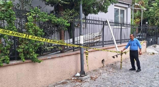 <p>Öte yandan, Kemal Paşa Mahallesi Mimar Sinan Bulvarı'ndaki kullanılmayan özel okulun çatısı da yola uçtu, belediye ekipleri ulaşıma kapanan yolda temizlik çalışması yaptı.</p>