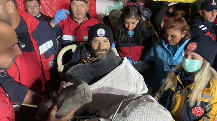 <p>Arama kurtarma uzmanları ve sağlık ekiplerince son olarak 180 metredeki kamp alanına ulaştırılan Dickey, bir süre dinlenmeye alındı.</p>

<p> </p>
