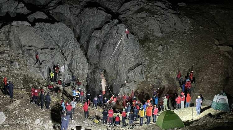 <p>Alanda kurulan AFAD Koordinasyon Merkezi'ndeki sağlık kabinine alınan Dickey, muayene edildi.</p>
<p> </p>