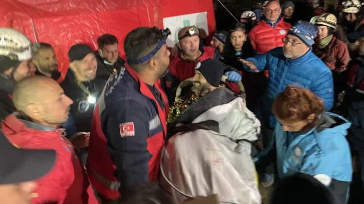 <p>Aralarında yabancı mağara bilimcilerin de olduğu 15 kişilik dağcılık grubu, keşif için 3 Eylül'de Morca Mağarası'na inmiş, ekip üyelerinden Dickey'in mide kanaması geçirdiği ihbarı üzerine bölgede çalışma başlatılmıştı.</p>
<p> </p>