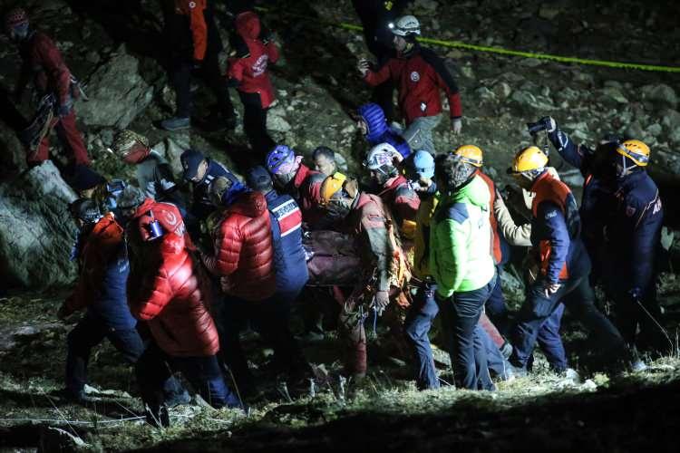 <p>"Bu bir mağara araştırmacısı yani bu alanda profesyonel biri. Sürekli mağaralara girip çıkan ve araştıran biri. Hatta mağara kurtarma operasyonlarında da ileri düzeyde eğitimli biri. Bir mağara araştırması sırasında mide kanaması geçirmesi nedeniyle orada kalıyor. Çok kan kaybetmesi yüzünden halsiz düşüyor. Bize bilgi ulaşınca ilk yaptığımız iş, bu alanda bilgili bir doktoru ve medikal personeli oraya hastanın yanına göndermek oldu. Helikopterle kan ve serum takviyesi yapıldı. Buradan kendi başına çıkamazdı. Sedyeyle de çok zordu. İlk amacımız sağlık durumunu kontrol altına almaktı. Bunda da başarılı olduk. 3 günde 4 ünite kan, 4 ünite serum verdik durumunu stabil hale getirdik. Burada kayıp ya da kaza olmadığı için hemen tahliyesini gerçekleştirmeye çalışsaydık Mark’ı kaybederdik. Onun için tedavisini 1040 metrede yaptık. Sağlıklı bir insan o noktaya 12 saatte giriyor, 16 saatte çıkıyor. Zor bir yer. Buraya iletişim ve iniş hatları döşendi, kan serum hepsi sağlandı ve tedavisi başladı. Bu süreç kazazedeyi bulunduğu yerde tedavi etmek üzerineydi. Başarılı olduk."</p>