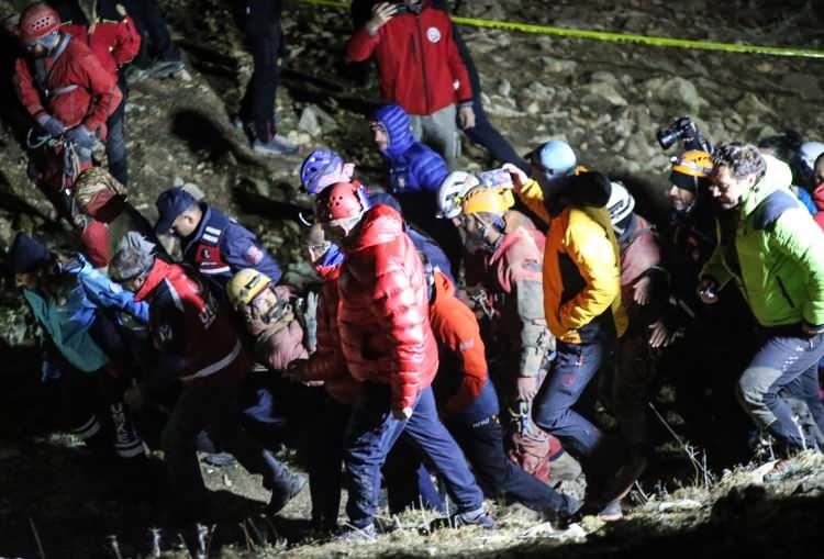 <p><strong>"BU EVEREST'TEKİ BİRİNİ KURTARMAKTAN DAHA ZOR BİR İŞ"</strong></p>
<p><strong>Tedavisinin ardından durumu stabil hale gelen Dickey için kurtarma çalışması başladı. Ancak bulunduğu yerin dar ve zorlu bir yapısı olduğu için operasyon hiç de kolay değildi. </strong>Recep Şalcı, bu zor operasyonu<strong> 'Everest' </strong>örneğiyle açıkladı.</p>