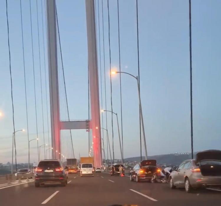 <p><strong>Osmangazi</strong> Köprüsü geçişinde Bursa'dan İstanbul istikametinde seyir halinde olan 10'dan fazla aracın lastiği eş zamanlı olarak patladı.</p>

