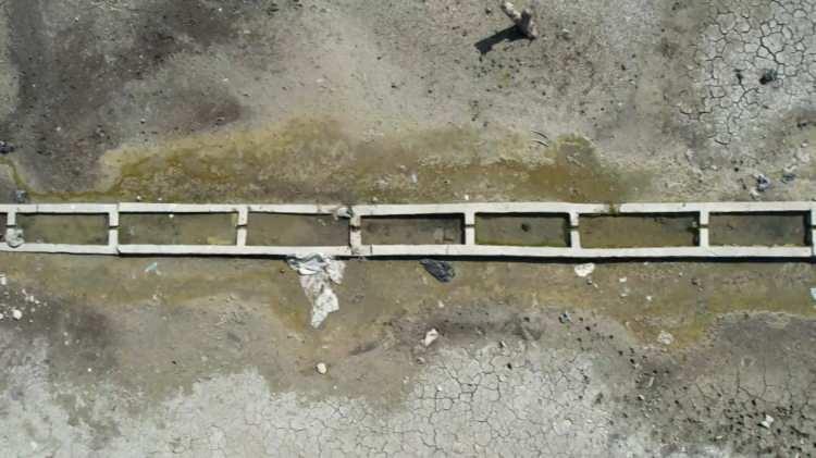 <p>KURAKLIK DRON İLE GÖRÜNTÜLENDİ</p>
<p>Barajdaki kuraklık dron ile çekilen görüntülerle ortaya koyulurken görüntülerde tarihi yalak ve çeşmenin tamamının gün yüzüne çıktığı ve hiç tahrip olmadığı görüldü. Öte yandan köy yolu ve köprünün büyük bir kısmının su üstünde kaldığı ve barajın normal doluluk oranlarında bu alanların yaklaşık 7 metre su altında kaldığı öğrenildi.</p>