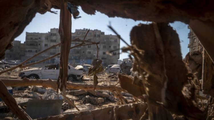 <p>Kızılhaç, Libya`daki sel felaketinde kayıp kişi sayısının 10 bine ulaştığını bildirirken, ölü veya kayıp toplam sayının 20 bini bulacağı tahmin ediliyor.</p>
