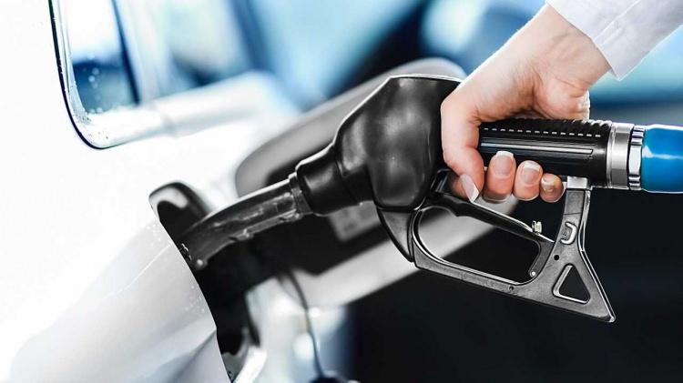 <p>13 Eylül Çarşamba gecesinden geçerli olmak üzere motorinin litre fiyatına 2,03 TL zam geldi.</p>