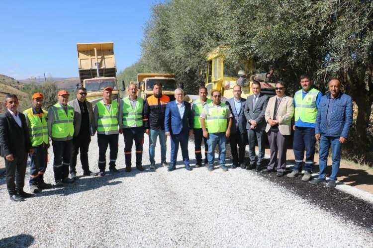 <p>Köy sakinlerinden Ahmet Yiğit ise, İstanbul’da ikamet etmekteyim. Nisan ayında Sivas’a geliyorum. Gelip giderken bu yolu kullanıyorum. Bu yol yıllardır bizim hayalimizdi. Asfalt yoktu, tozdan, dumandan gidip gelemiyorduk. Araçlarımıza hasar veriyordu, lastiklerimiz patlıyordu. Devlet yetkililerimize teşekkür ederim. Vatandaşlar şimdi buradan sağlıklı gidiş geliş sağlayacaklar” diye konuştu.</p>