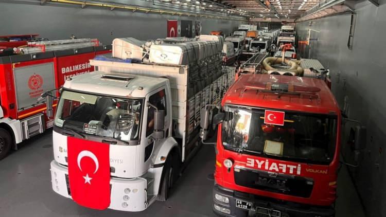 <p>Bakanlığın a&ccedil;ıklamasında şunlar kaydedildi;</p>

<p>&nbsp;</p>

<p>Gemilerimizde AFAD, AKUT, Sağlık Bakanlığı, Sahil G&uuml;venlik ve itfaiye personelinden oluşan toplam 360 g&ouml;revli bulunuyor. G&ouml;revli personelle birlikte ambulans, TIR kurtarma ve m&uuml;dahale ara&ccedil;larından oluşan toplam 122 ara&ccedil; da Libya&rsquo;ya ulaştırıldı.&nbsp;</p>
