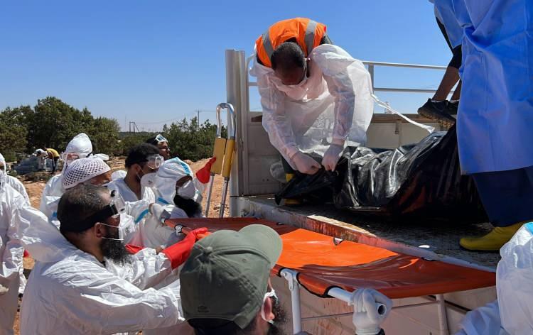 <p>Libya'nın Derne kentinde 10 Eyl&uuml;l'de meydana gelen sel felaketinin ardından başlayan arama kurtarma &ccedil;alışmaları altıncı g&uuml;n&uuml;nde devam ediyor.</p>

<p>Derne'deki AA ekibi, b&ouml;lgede y&uuml;r&uuml;t&uuml;len &ccedil;alışmaları takip ederken, bulunan naaşların defin işlemlerini de g&ouml;r&uuml;nt&uuml;ledi.</p>

<p>&nbsp;</p>
