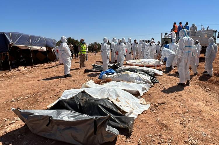 <p>Arama kurtarma ekiplerinin denizden ya da enkaz b&ouml;lgelerinden &ccedil;ıkardığı cenazeler, kent kırsalında oluşturulan toplu mezarlarda toprağa veriliyor.</p>

<p>Ceset torbalarında mezarlığa getirilen naaşlar i&ccedil;in burada &ouml;nce cenaze namazları kılınıyor.</p>

<p>&nbsp;</p>
