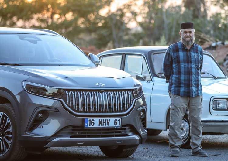 <p>Otomobil kullanmayı Anadol'la öğrenen Trabzonlu vatandaş, yıllar sonra Togg’la tekrar yerli otomobil direksiyonuna geçmenin mutluluğunu yaşıyor.</p>
