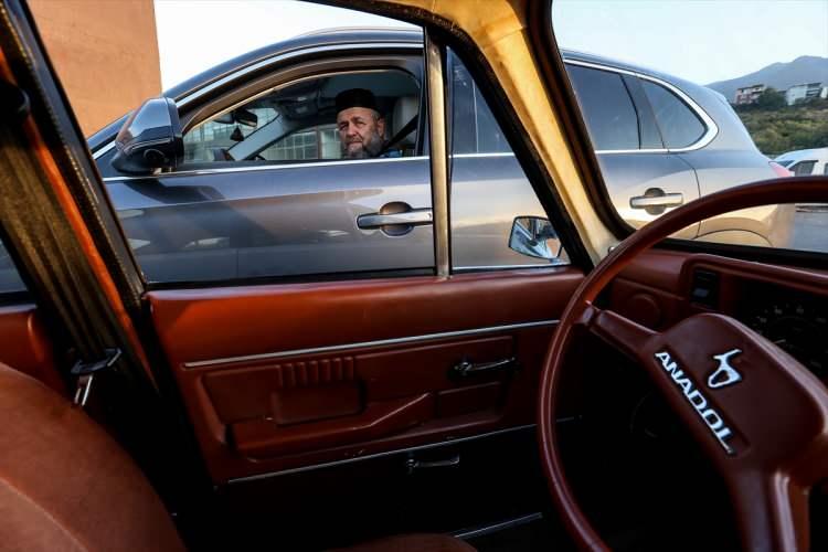 <p>Togg T10X'i çok beğendiğini vurgulayan Vahapoğlu, şunları kaydetti:</p>
<p>"Ben sürekli araba kullanmakta olan biriyim. Japon marka arabamı satarak bu arabayı aldım. Üç haftalık kullanım neticesinde çok beğendim. Gerek yol tutuşu, ağırlık merkezinin aşağıda oluşu, gerekse rampalardan inerken veya gaz kestiğinde arabanın enerji tasarruf etme özelliği çok hoş şeyler... Bir de bu arabanın en güzel özelliklerinden biri çok seri olması, şehir içerisinde özellikle çok tatlı bir kullanım sunması en beğendiğim özellikleri oldu. Savunma sanayinde her şeyin en iyisini yaptığımız gibi, otomotivde de yine en iyisini yapabileceğimize inanıyorum."</p>