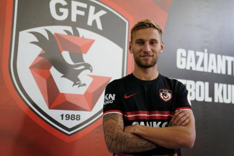 <p>DENIS DRAGUS<br />
<br />
Eski Takımı: Standard Liege<br />
<br />
Yeni Takımı: Gaziantep FK<br />
<br />
Mevkii: Santrfor (24)<br />
<br />
Bonservis: Kiralık</p>
