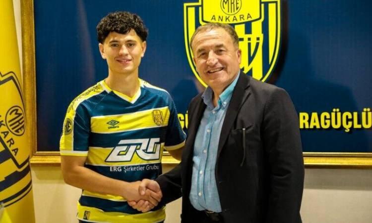 <p>ENES TEPECİK<br />
<br />
Yeni Takımı: Ankaragücü<br />
<br />
Eski Takımı: Rapid Wien II<br />
<br />
Bonservisi: -<br />
<br />
Mevkisi: Orta Saha</p>
