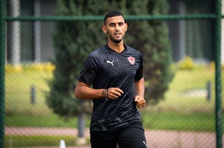 <p>FAOZI GHOULAM<br />
<br />
Eski takımı: Angers<br />
<br />
Yeni takımı: Hatayspor<br />
<br />
Mevki: Sol bek (32)<br />
<br />
Bonservis: -</p>
