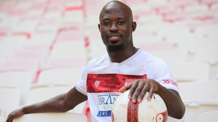 <p>MODOU BARROW<br />
<br />
Eski Takımı: Al Ahli<br />
<br />
Yeni Takımı: Sivasspor<br />
<br />
Mevki: Sol Kanat (30)</p>
