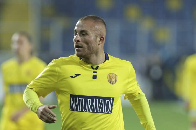 <p>GÖKHAN TÖRE<br />
<br />
Eski Takımı: Ankaragücü<br />
<br />
Yeni Takımı: Konyaspor<br />
<br />
Mevki: Orta saha (31)<br />
<br />
Bonservis: Bedelsiz</p>
