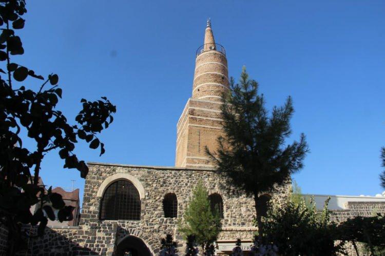 <p>Ulu Camii, 639 yılından beridir halkın değer verdiği Cizre'nin en önemli ve en büyük camisidir. Cami, birçok bilim adamı yetiştirmiş ve önemli olaylara tanıklık etmiştir. Sibernetik bilimin kurucusu olarak kabul edilen İsmail Ebul-iz El Cezeri, bu camide eğitim görmüş ve birçok eserini burada yapmıştır. Ulu Camii kapısı için tunçtan yaptığı iki başlı ejder figürlü kapı tokmakları Cizre halkının sembolü haline gelmiştir.</p>
