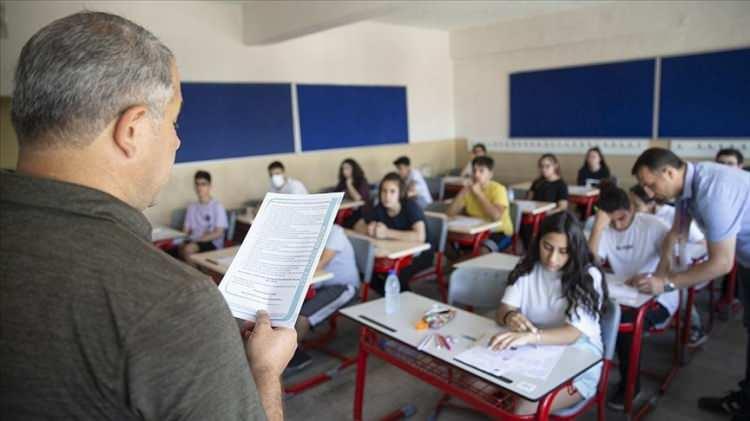 <p>- ORTAK SINAVLARIN ZORLUK DERECESİ VE KAPSAMI</p>
<p>Ortaokul ve liselerdeki ortak sınavların 3 aşamada yapılacağını kaydeden Bülbül, ortak sınavların "ülke genelinde", "il ve ilçe genelinde" ve "okul genelinde" uygulanacağını anlattı.</p>