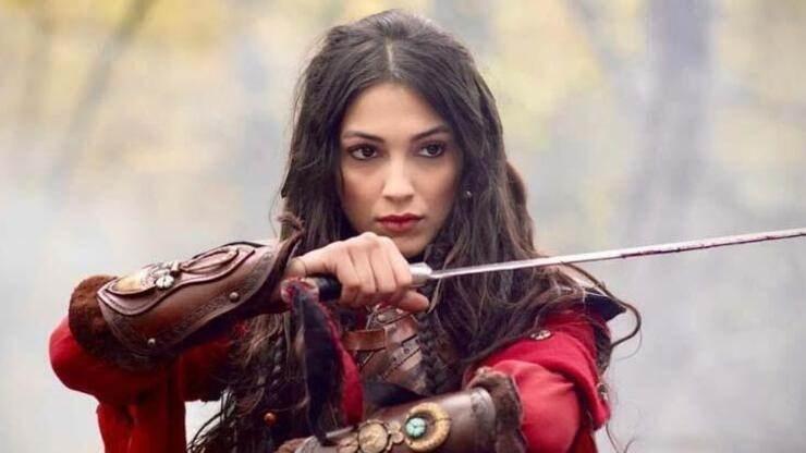 <p><span style="color:#B22222"><strong>Barbaroslar Akdeniz'in Kılıcı</strong></span><span style="color:#800080"><strong>'nda </strong></span><span style="color:#B22222"><strong>Meryem</strong></span><span style="color:#800080"><strong> karakteri ile yer alan ve ge&ccedil;en sezon da yine OGM Pictures'ın </strong></span><span style="color:#B22222"><strong>"Y&uuml;zyıllık Mucize"</strong></span><span style="color:#800080"><strong> dizisinde </strong></span><span style="color:#B22222"><strong>Zerrin Tekindor</strong></span><span style="color:#800080"><strong>'un gen&ccedil;liğini oynayan Cemre G&uuml;meli'nin Yalı &Ccedil;apkını dizisindeki rol&uuml; ise hen&uuml;z bilinmiyor.</strong></span></p>
