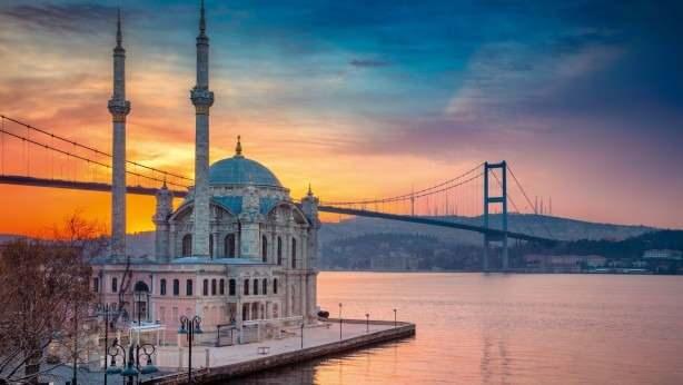 <p><span style="color:#B22222"><strong>İstanbul’a ‘İstarmoni’, Ankara’ya ‘Atatürk’ ismini veren yapay zeka, Eskişehir’e ise ‘Modern’ demeyi tercih etti. Sosyal medyada binlerce yorum ve beğeni alan paylaşım, kullanıcılar tarafından ilgi gördü. Eskişehir’e ‘Modern’ yakıştırması yapılması ise, kullanıcılar tarafından beğeni topladı.</strong></span></p>