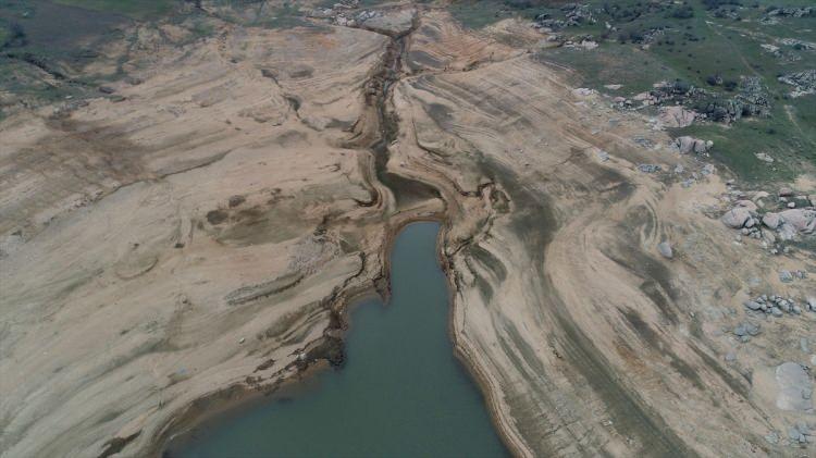 <div>Acar, İstanbul'a su sağlayan Tekirdağ'a yakın 2 barajda yüzey alanı küçülmesinin bir önceki yıla göre yüzde 80'lere kadar çıktığına dikkati çekerek, şunları kaydetti:</div>
<div> </div>
<div><em>"Kazandere ve Papuçdere Barajlarında yüzdelik olarak yüzey alanı küçülmesi oldukça fazla. Kazandere'de neredeyse hiç su kalmamış durumda. Sazlıdere'de ise baraj bendine doğru adalar oluşmuş, kuzey tarafında tarlaya dönüşmüş yerler var. Büyükçekmece Gölü'nde, TEM Otoyolu'nun geçtiği alanlar artık tarla haline gelmiş. Elmalı Barajı'nın güney tarafında sulak olmayan yerler var. Beklenen yağışlar gelmezse İstanbul halkı mevcut rezervdeki suları kullanmış olacak ve barajlardaki küçülme devam edecek. Sudaki azalma uydu görüntülerinde net olarak görülüyor."</em></div>