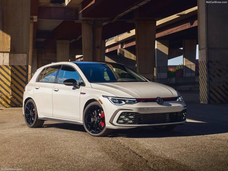 <p> İlk Golf GTI geride bıraktığı yıllar içinde zamansız bir klasik haline geldi. Ve bugün, 2,4 milyondan fazla üretilerek dünyanın en başarılı kompakt spor otomobili konumuna ulaştı. </p>
