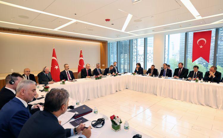 <p>"Türkiye'nin arabuluculuk alanındaki konumunu pekiştirdik"</p>
<p>Türkiye'nin 260 dış temsilcilikle dünyanın en geniş diplomasi ağına sahip ilk 5 ülkesi arasında yer aldığını vurgulayan Erdoğan, "Bölgesel ve küresel krizlerde üstlendiğimiz kritik rollerle arabuluculuk alanındaki konumumuzu pekiştirdik." ifadesini kullandı.</p>
<p> </p>