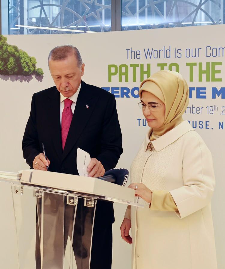<p>Cumhurbaşkanı Erdoğan, Küresel Sıfır Atık Hareketine bireysel katılımı sağlamak amacıyla internet sitesi üzerinden imzaya açılan "Küresel Sıfır Atık İyi Niyet Beyanı"nı imzalayan ilk kişi olarak sıfır atık gönüllüsü oldu.</p>