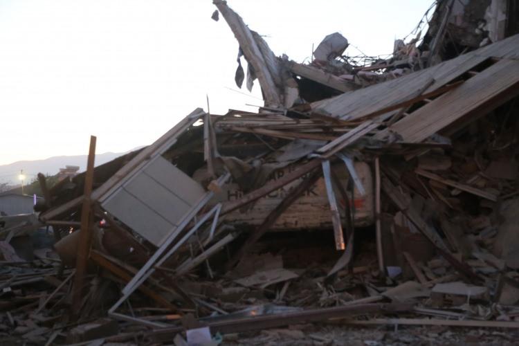 <p>Olay, Antakya ilçesi Odabaşı Mahallesi’nde meydana geldi. Yıkımı yapılan 8 katlı ağır hasarlı bina, çalışmalar esnasında iş makinasının üzerine çöktü.</p>
