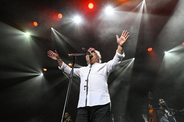 <p><span style="color:#000000"><strong>İngilizce müzik yapmamalarına rağmen grubun dünya çapında tanındığına dikkat çeken Gipsy Kings'in üyelerinden Andre Reyes, "İspanyolcanın İngilizceden sonra en çok konuşulan dillerden biri olmasının popülerliğimizde mutlaka bir etkisi var ama bizi dünyaca tanınır kılan şey, müziğimizin herkese dokunması ve insanları büyülemesidir diye düşünüyorum" şeklinde konuşarak sözlerine başladı.</strong></span></p>