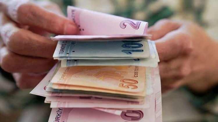 <p>Hangi sigorta kolundan olursa olsun 7 bin 200 günü tamamlayan emekli olabilecek. Ayrıca Bağ- Kur'da 5 bin 400 gün olan kısmi emeklilik de SSK'lı çalışanlar için olduğu gibi 4 bin 500 güne inecek.</p>