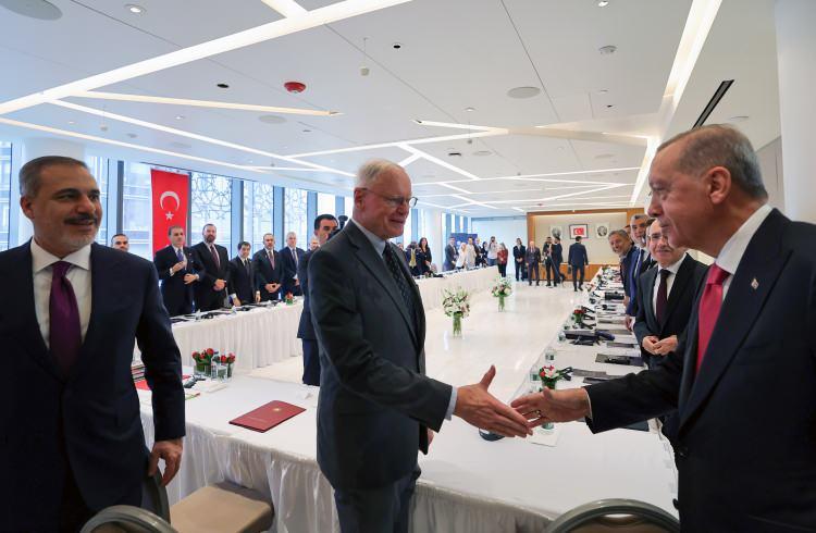 <p>Erdoğan, New York’ta Cumhurbaşkanlığı İletişim Başkanlığı ve SETA tarafından düzenlenen yuvarlak masa toplantısında ABD’li bazı düşünce kuruluşu temsilcileriyle bir araya geldi.</p>

<p>Toplantıdan duyduğu memnuniyeti dile getirerek sözlerine başlayan Cumhurbaşkanı Erdoğan, "Türkiye açısından tarihi ve sembolik anlamı yüksek bir yılı idrak ediyoruz. Cumhuriyet'imizin yüzüncü yıl dönümüne ulaşmanın gururunu yaşıyoruz. Cumhuriyet'imizin ikinci asrına 'Türkiye Yüzyılı' vizyonuyla hazırlanıyoruz." diye konuştu.</p>
